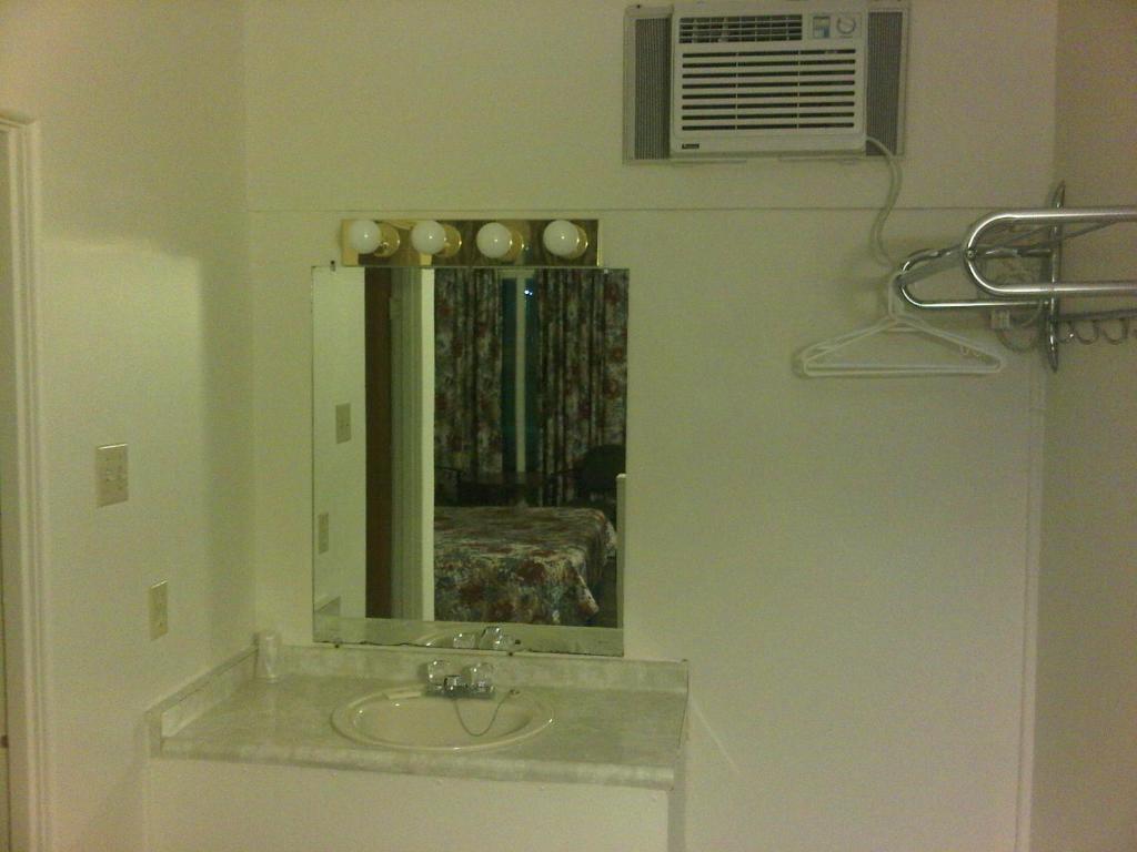 Embassy Motel Kingston Chambre photo