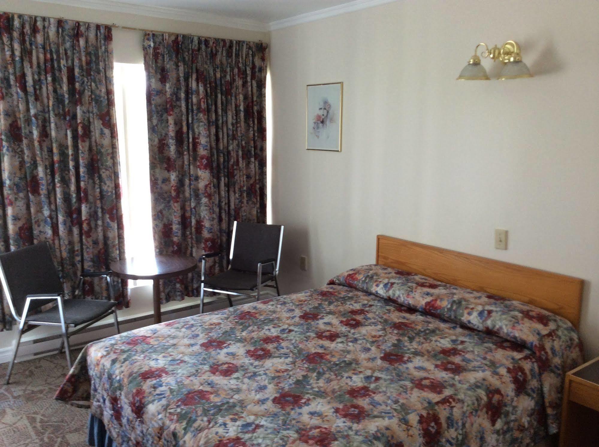 Embassy Motel Kingston Extérieur photo