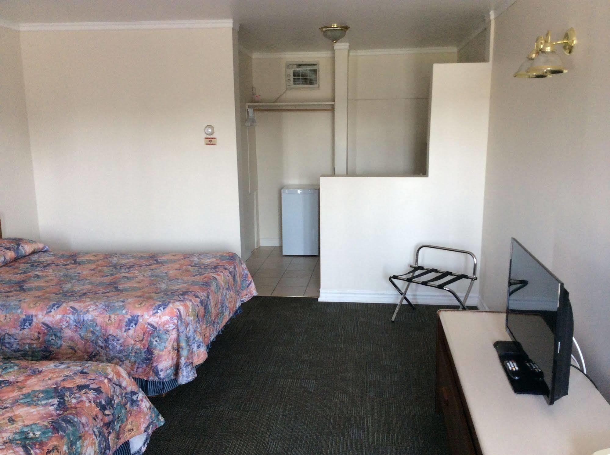 Embassy Motel Kingston Extérieur photo