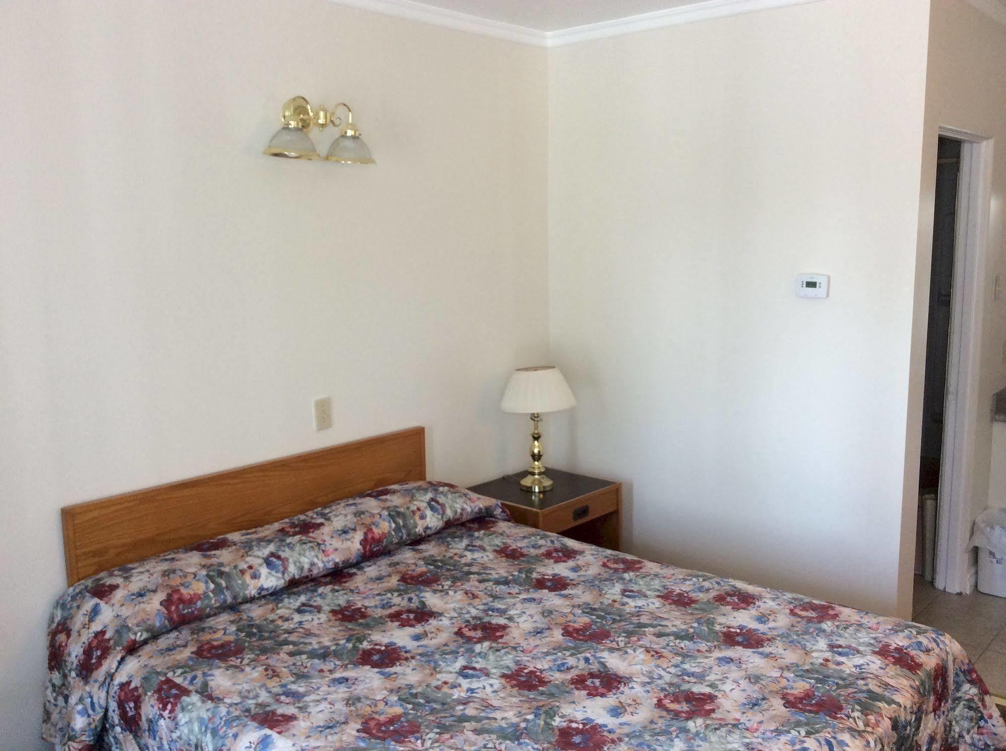 Embassy Motel Kingston Extérieur photo